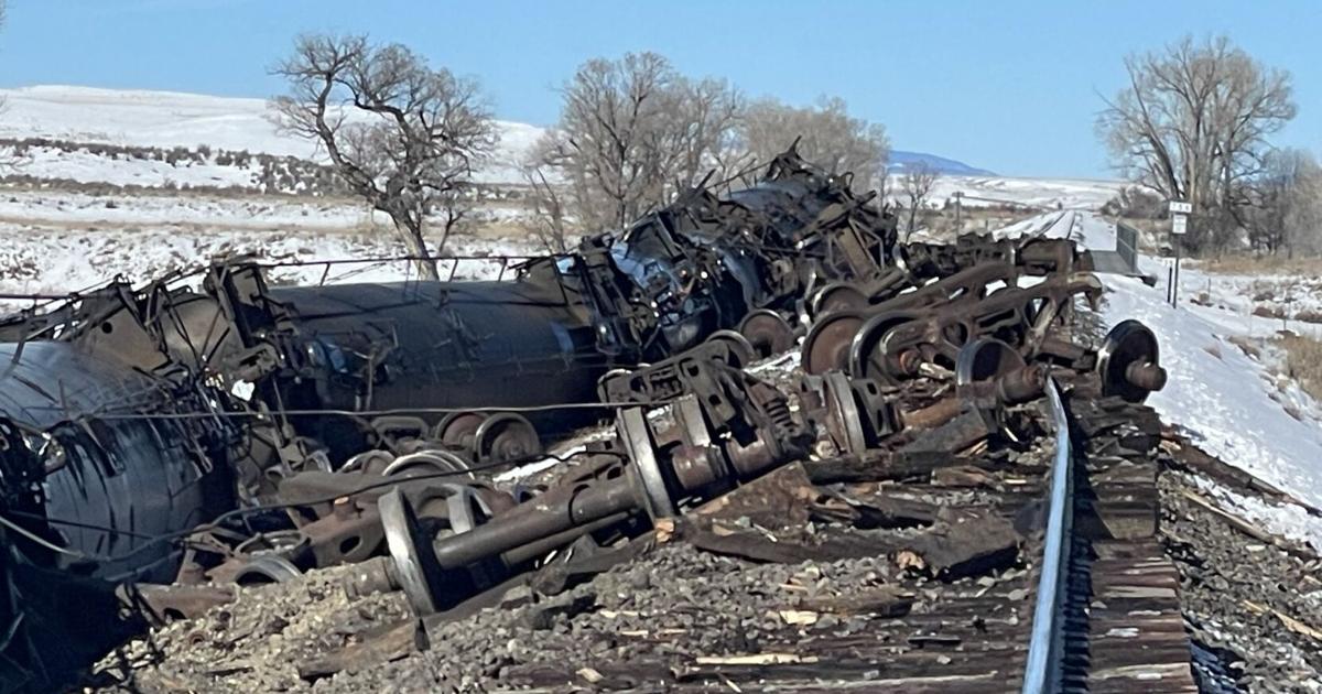 BNSF train derails, dumping at least 26 cars, no injuries [Video]