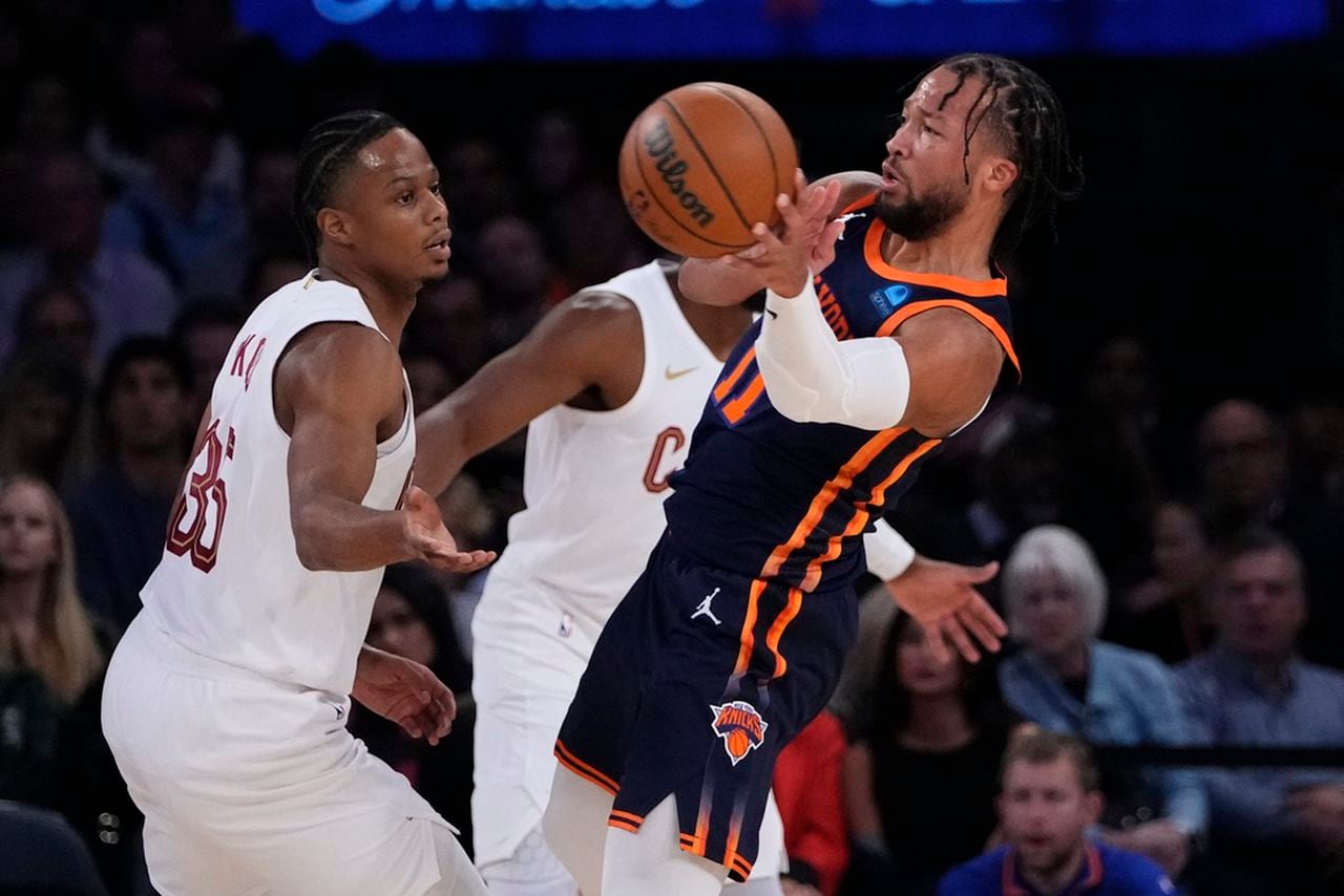 New York Knicks star guard injures knee against the Cavs [Video]