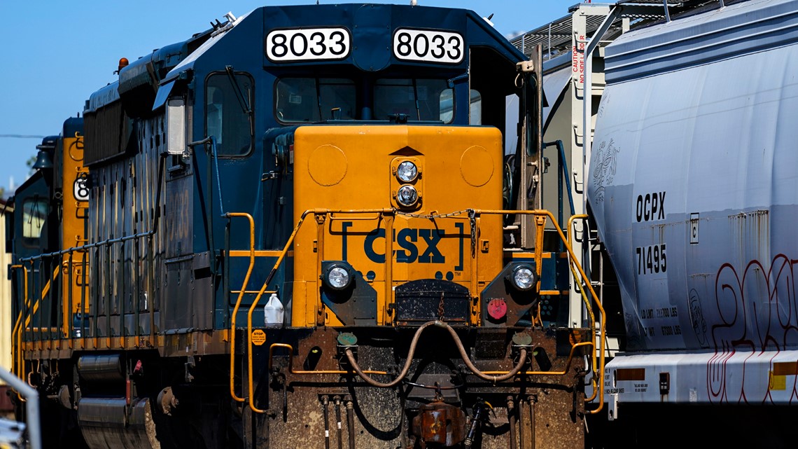 US mandates 2-person crews on freight railroads [Video]