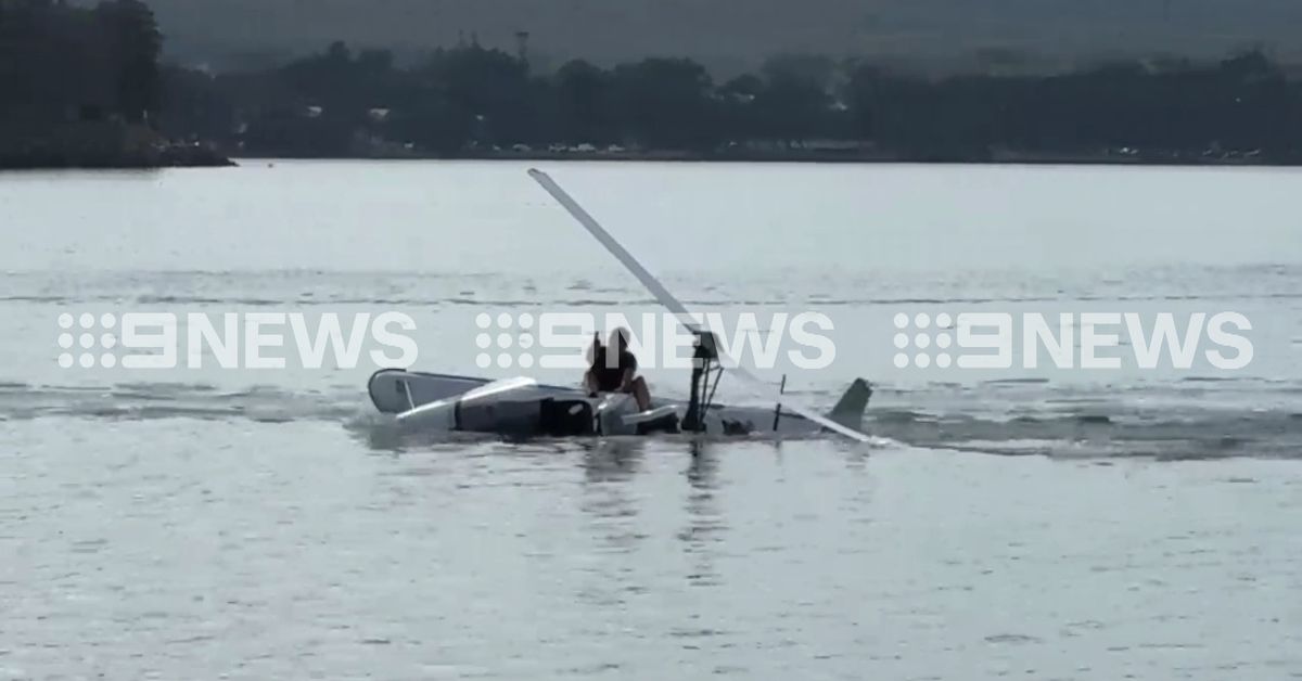 Two rescued after gyrocopter crashes off NSW coast [Video]