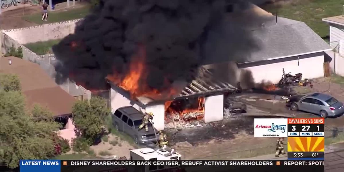 Firefighters battle house fire in north Phoenix [Video]