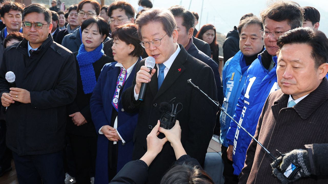 South Korean Opposition Leader Lee Jae-myung Is Stabbed [Video]