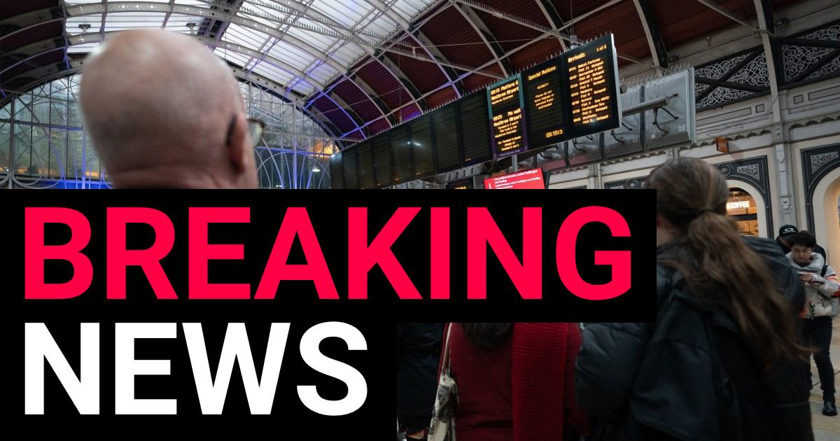 Reading-Paddington train derailment causes morning travel chaos | UK News [Video]