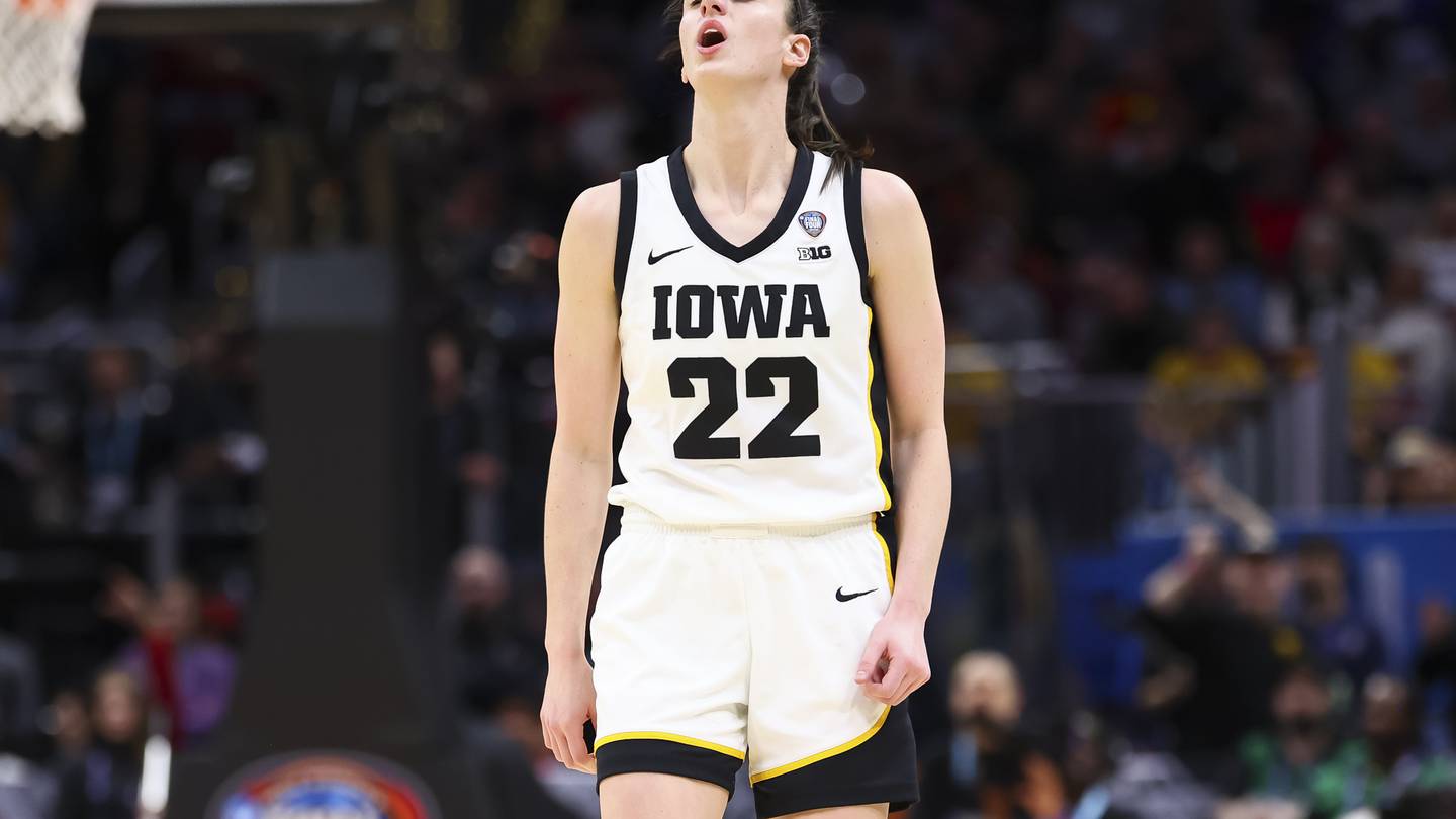 March Madness: Caitlin Clark wakes up from dormant first half as Iowa tops UConn with aid of controversial late call  WSB-TV Channel 2 [Video]