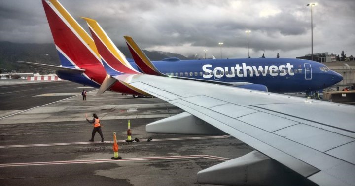 An engine cover on aSouthwestAirlines plane rips off, forcing the flight to return to Denver – National [Video]