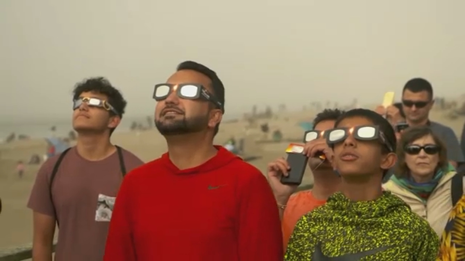 2024 solar eclipse: New Yorkers, tourists secure safety glasses ahead of Monday’s spectacle [Video]