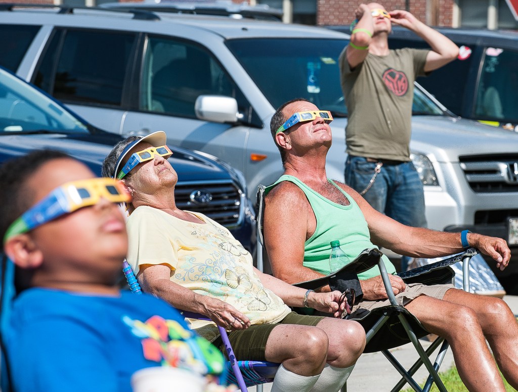 Looking at a solar eclipse can be dangerous without eclipse glasses. Heres what to know [Video]
