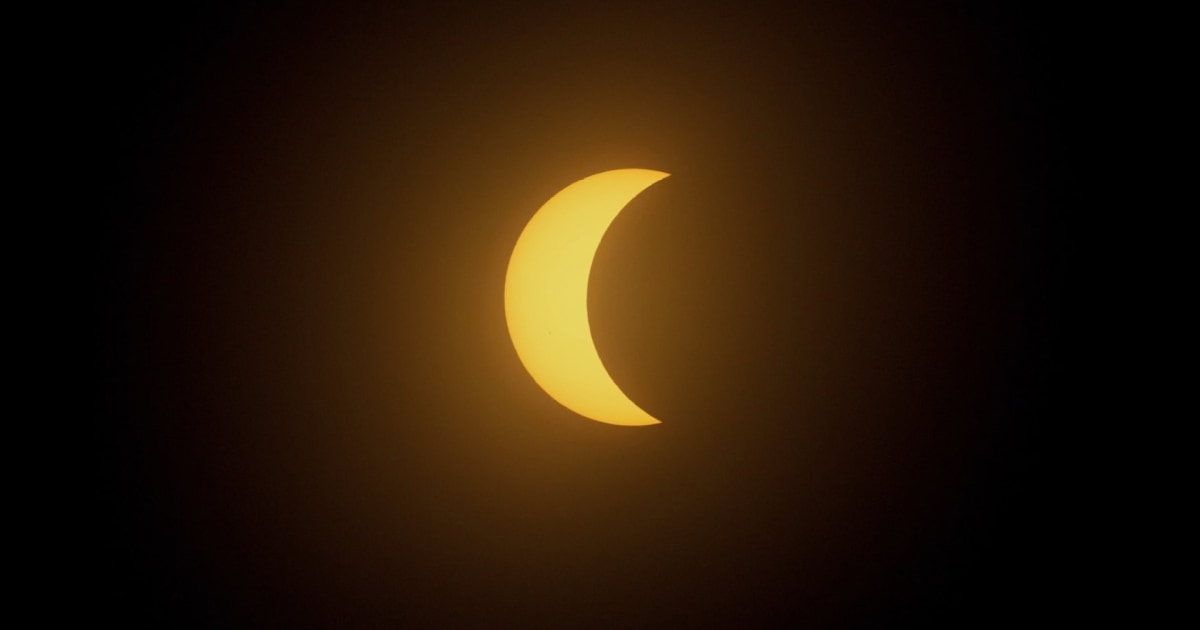 NOW: Solar eclipse crosses into U.S. [Video]
