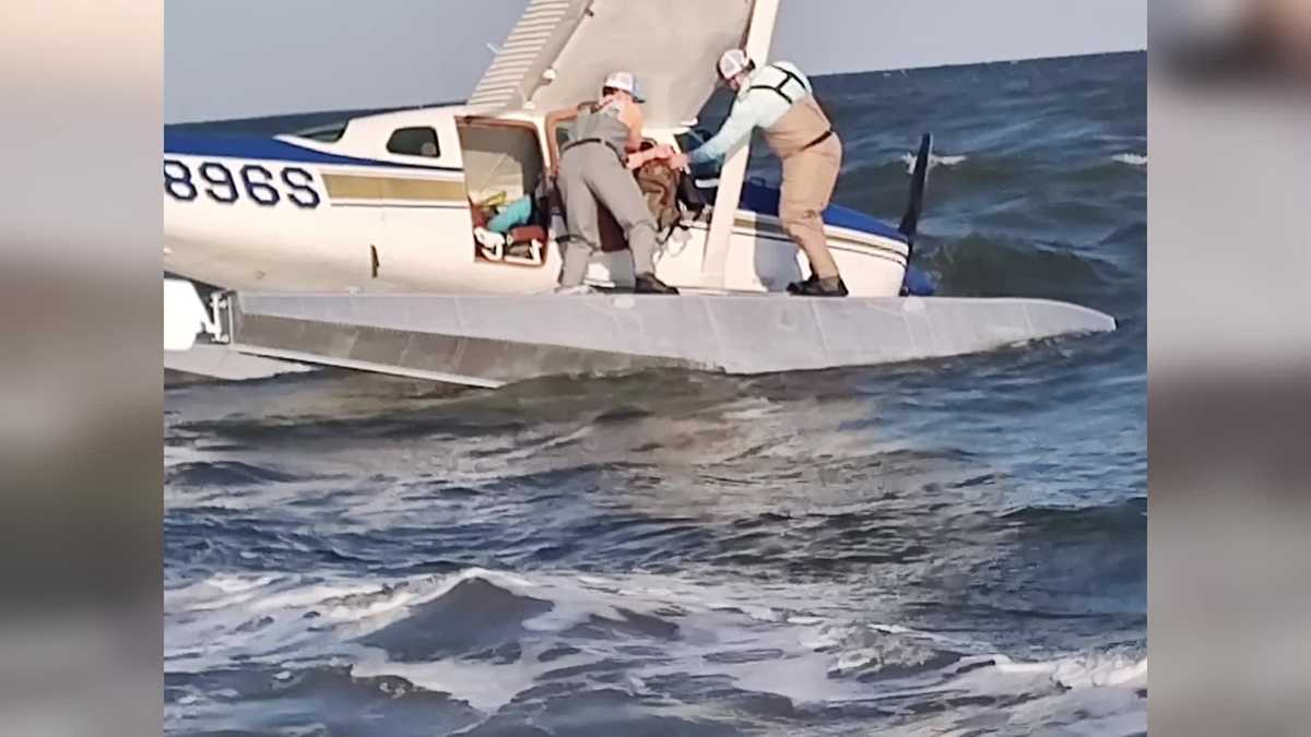 Boater rescues four after plane crash off Mississippi coast [Video]