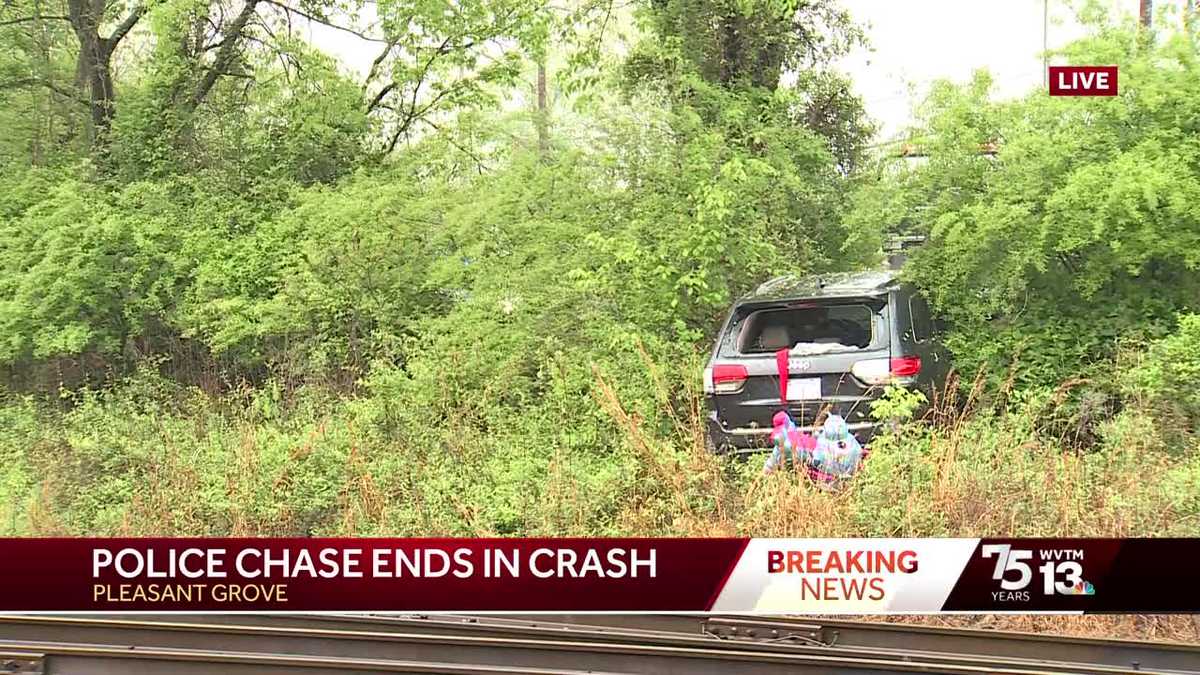 One suspect on the run after Pleasant Grove police chase and crash [Video]