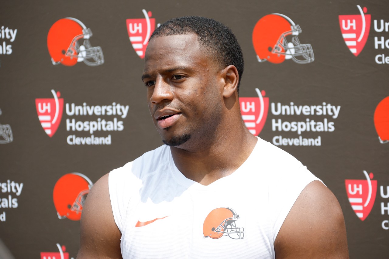 Browns restructure RB Nick Chubbs contract as he rehabs from season-ending injury, AP source says | KLRT [Video]