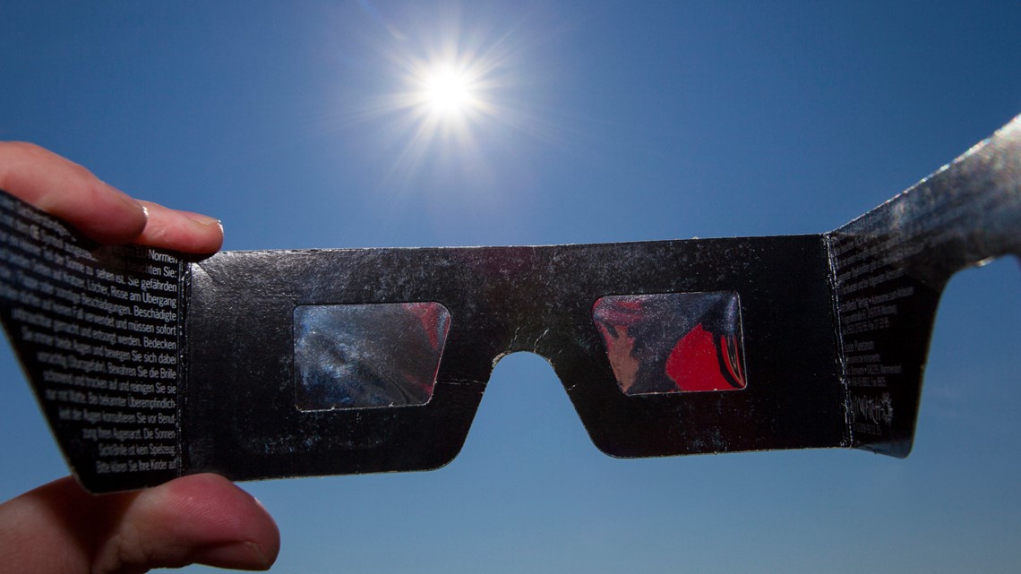 Ohio mayor apologizes for distributing defective eclipse glasses [Video]