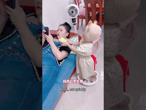 Mother Only Eats Apples Fed By Cute Baby#cutebaby #funny #baby#babysitting#fatherlove#funny videos