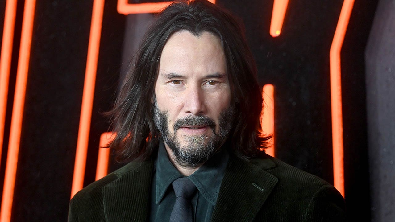 Keanu Reeves fractured kneecap after he ‘tripped over a rug’ on set but kept filming movie: ‘Such a trouper’ [Video]