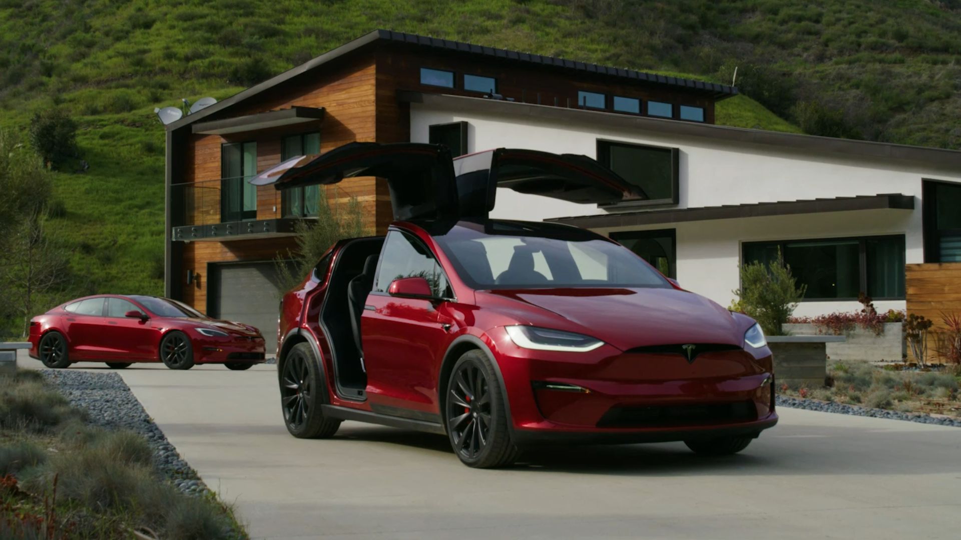 Tesla on jury trial after toddler crashes Model X into pregnant mother [Video]