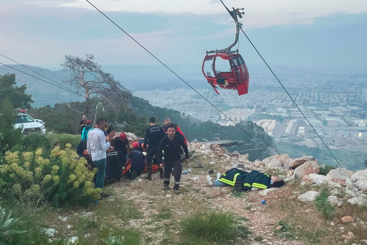 174 people stranded in the air are rescued, almost a day after a fatal cable car accident in Turkey | KLRT [Video]