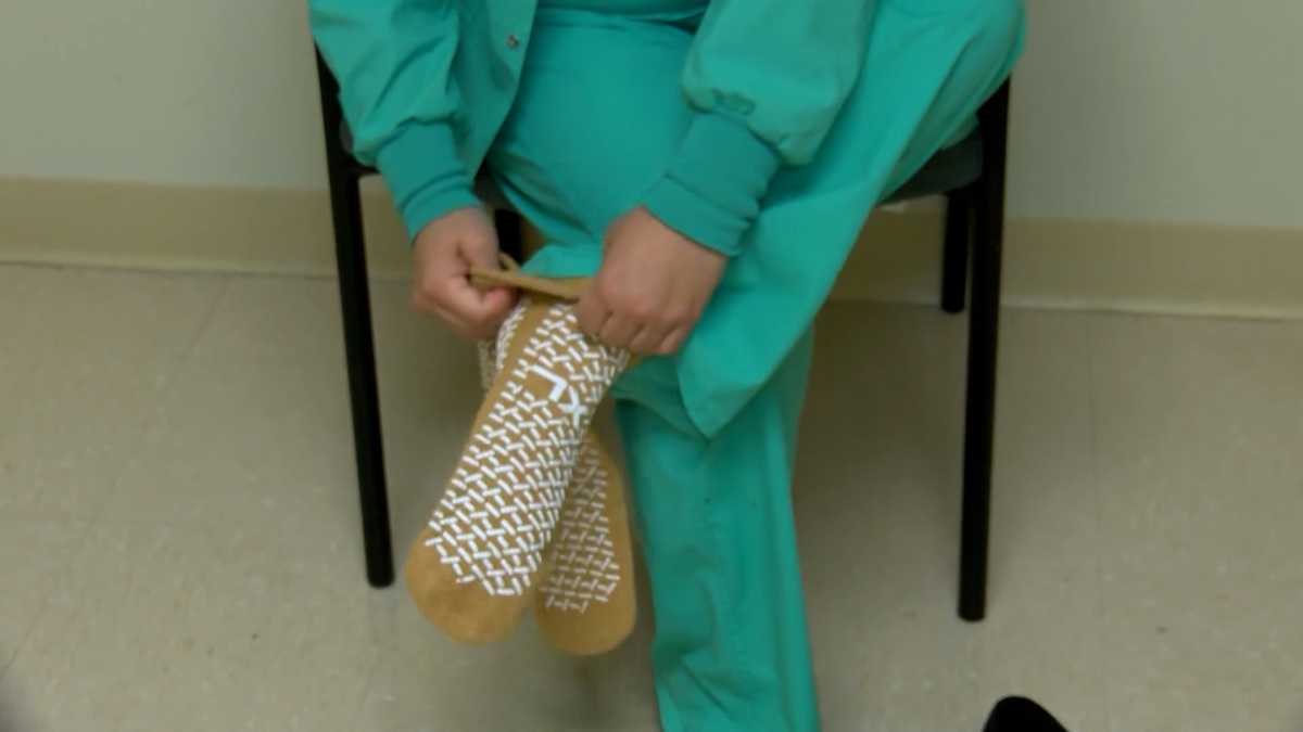 Nurse gives shoes off her feet to a patient who needed a new pair [Video]