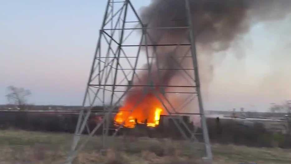 Large fire rips through Menomonee Falls industrial building [Video]