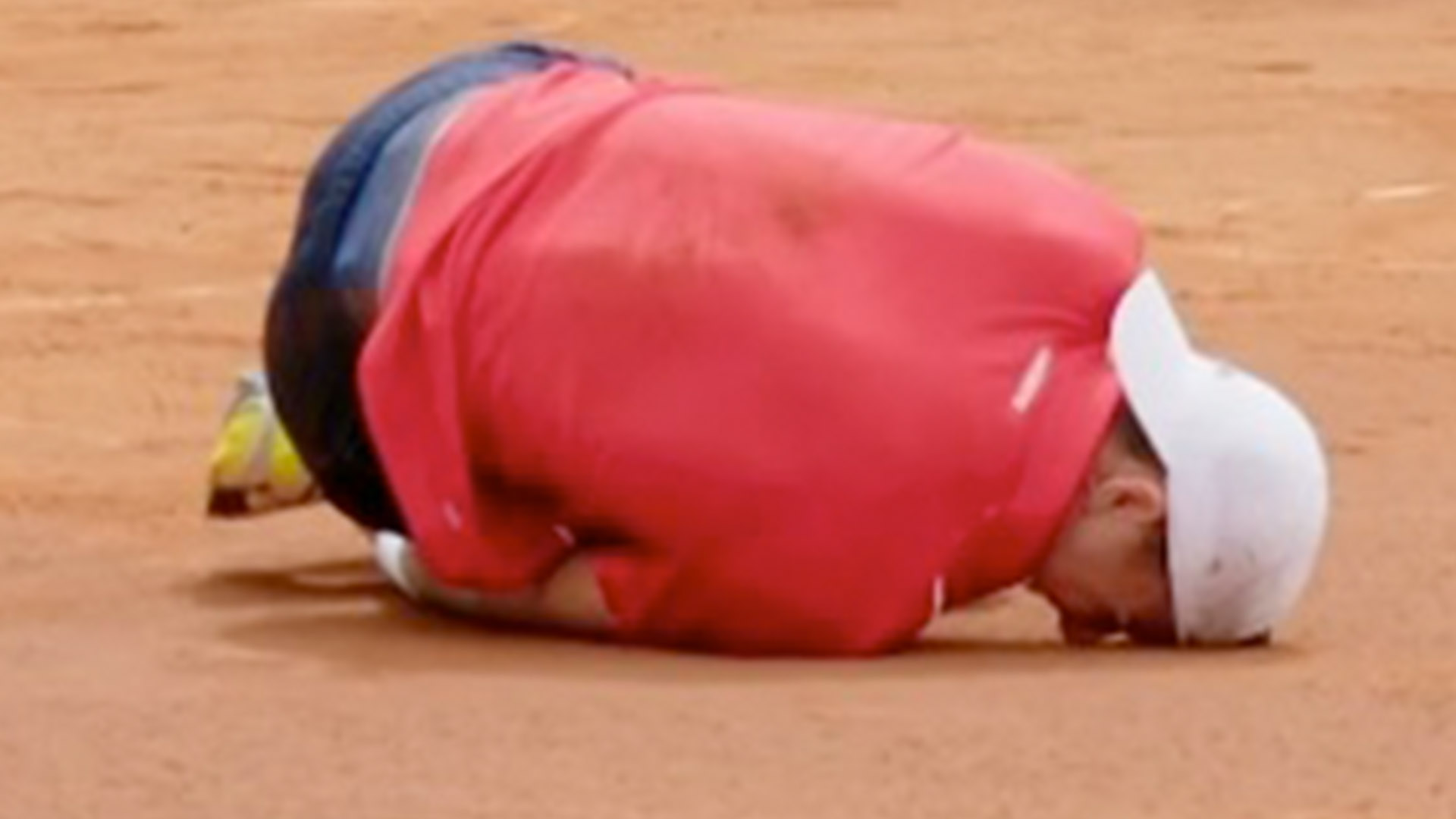 Tennis star shows off horror injury after collapsing to floor in agony and being forced to retire from tournament [Video]