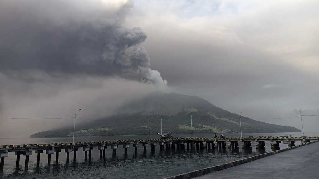 Indonesians leave homes near erupting volcano; airport closes [Video]