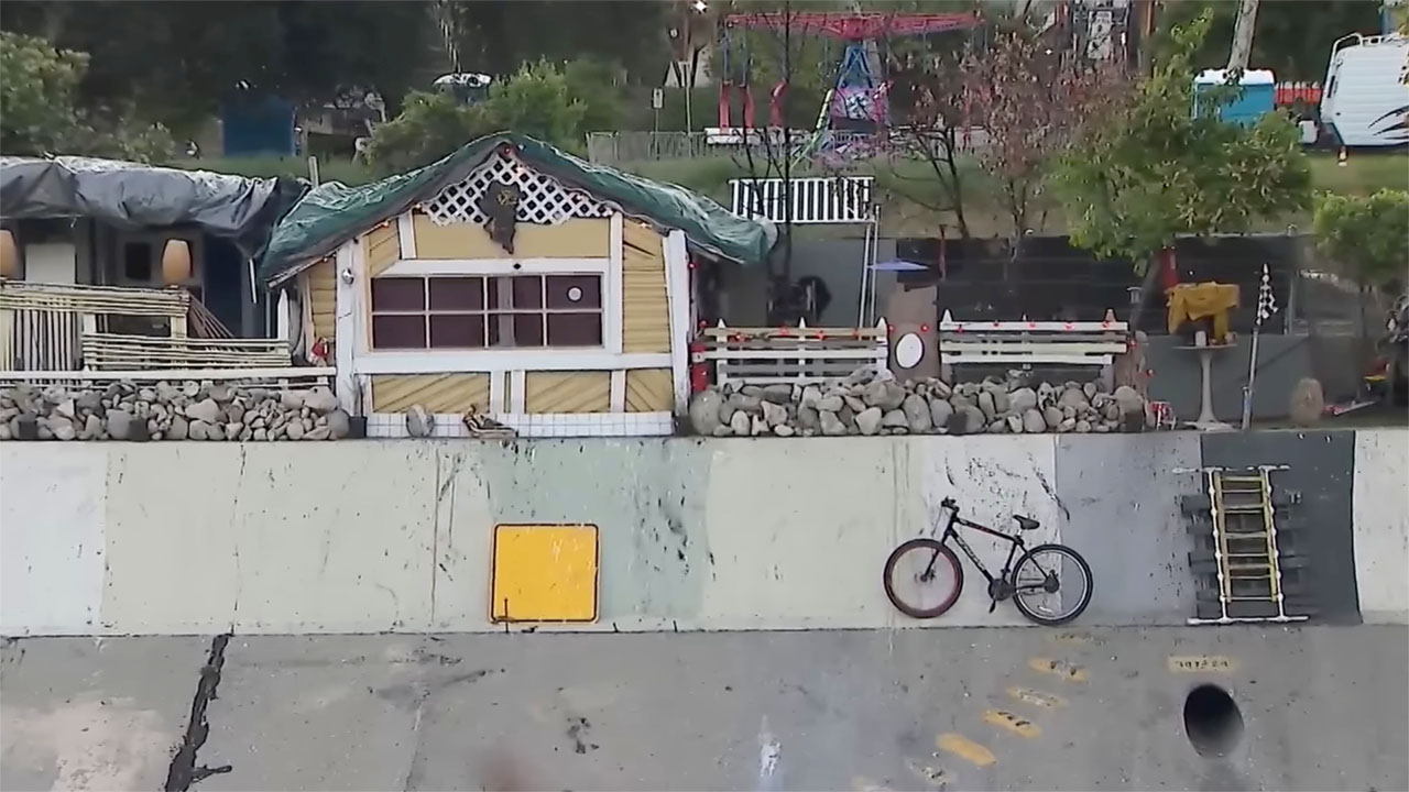 See the Fully Equipped House Homeless People Built on LA Freeway Strip [Video]