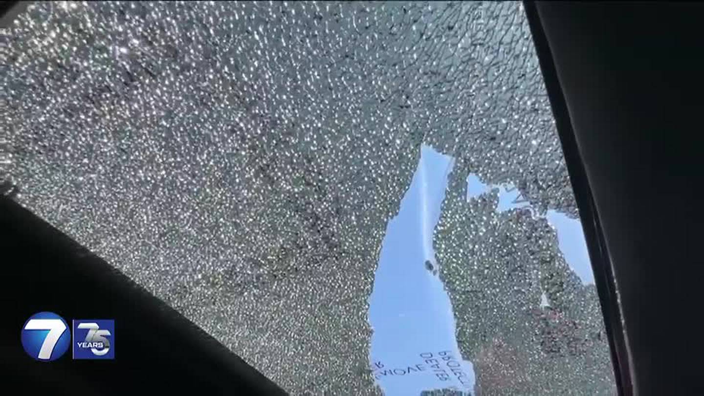 Federal regulators close case as thousands of people still complain about exploding sunroofs  WHIO TV 7 and WHIO Radio [Video]