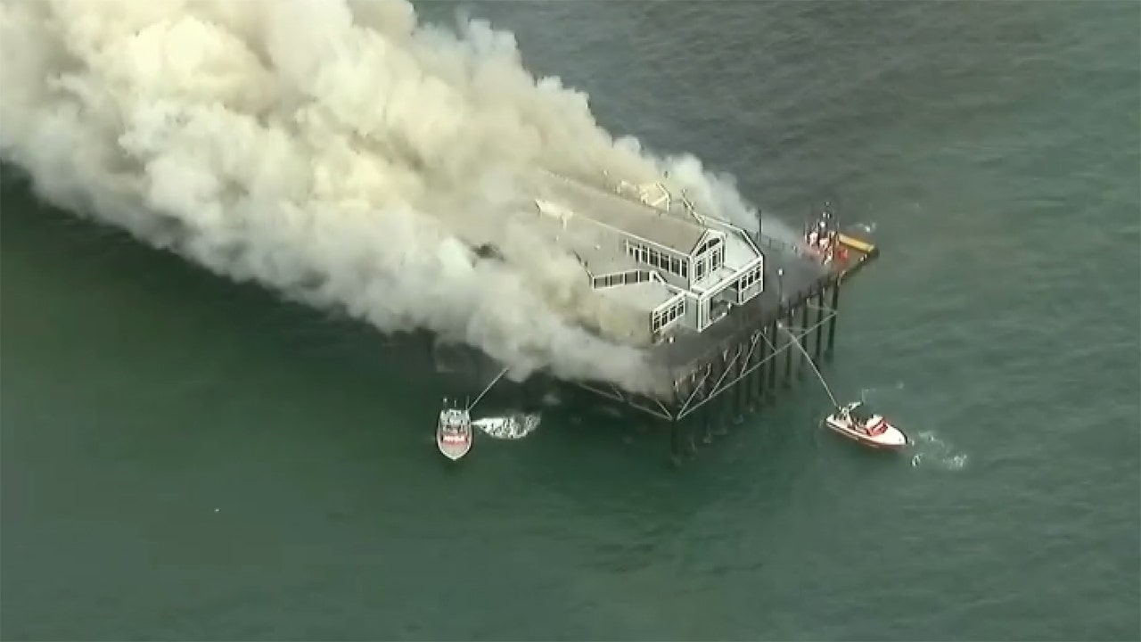 WATCH: Massive fire breaks out on historic Southern California pier [Video]