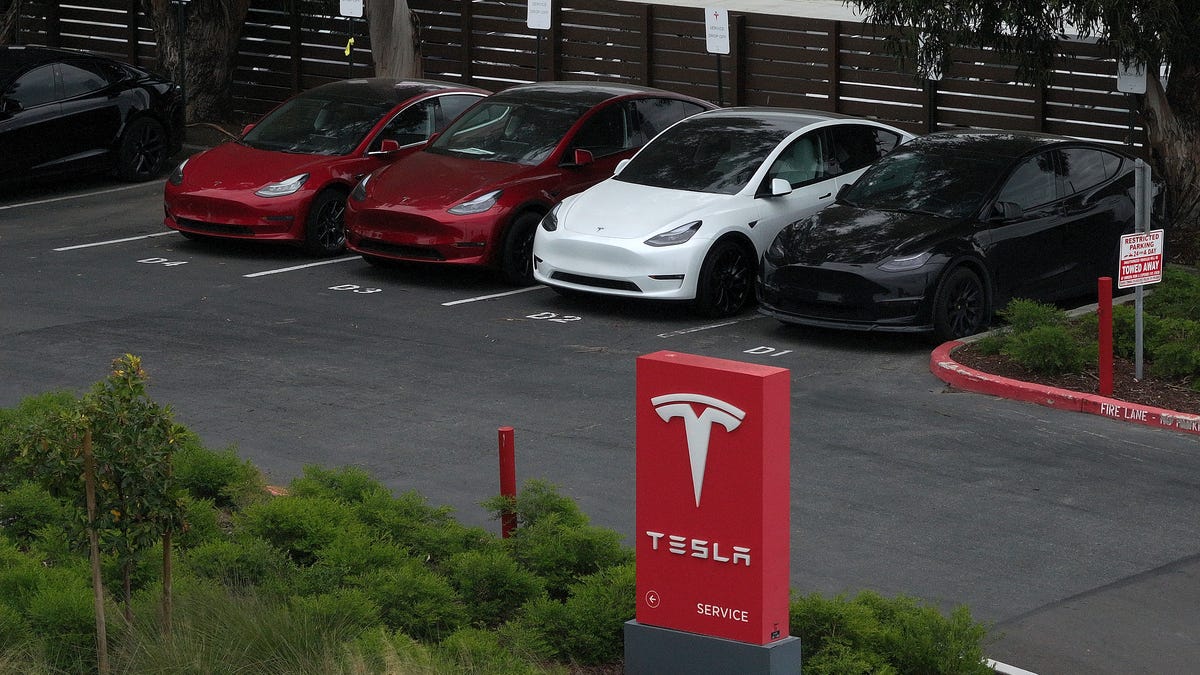 Feds Probe Tesla’s Recall of 2 Million EVs Over Autopilot [Video]