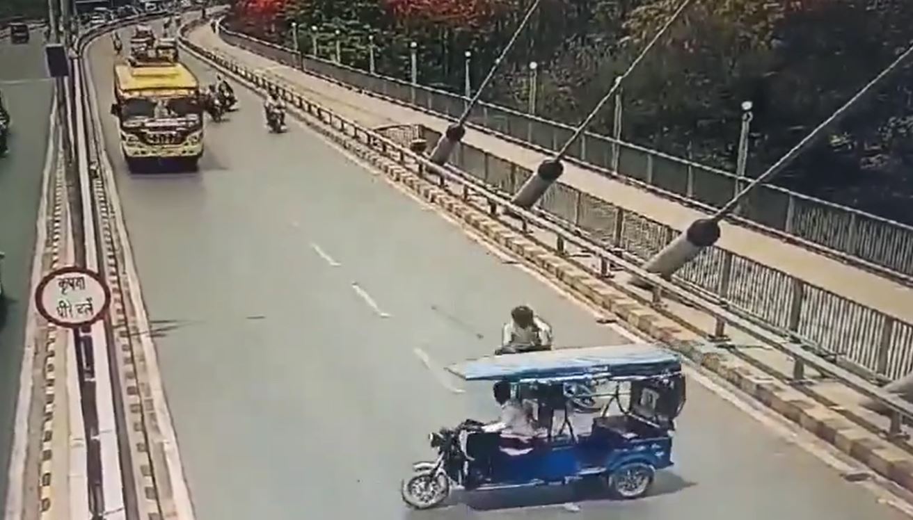 Video: Biker Dies After E-Rickshaw Ahead Takes Sudden U-Turn On Bridge [Video]