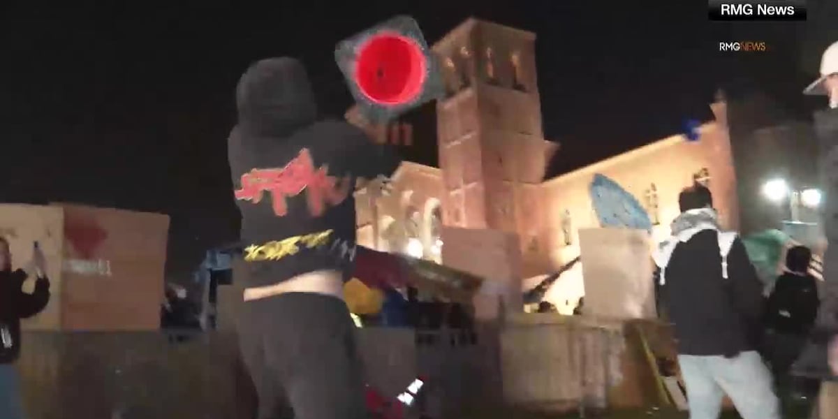 UCLA protests: Small explosion, smoke bomb used [Video]
