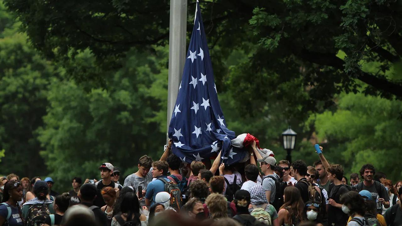 UNC student who defended American flag from campus mob ‘honored to give back to the nation’ [Video]