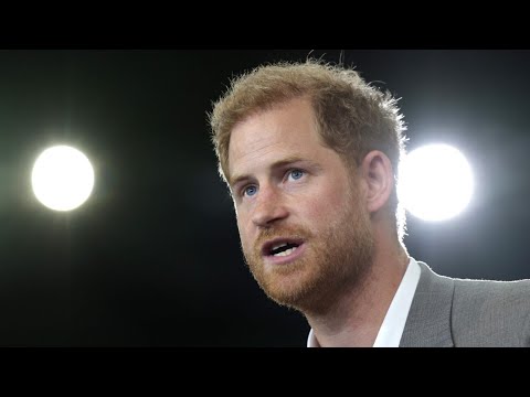 Prince Harry under fire for wearing medals during army award presentation [Video]