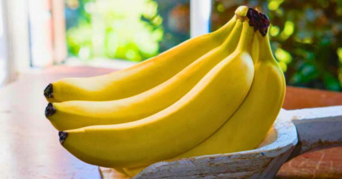 Keep bananas fresh for 18 days longer with crazy but simple food storage hack [Video]