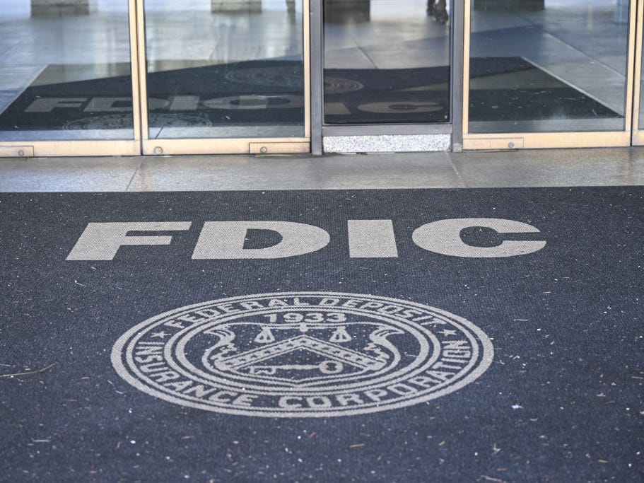 The FDIC is a ‘boys club’ where some senior execs pursued romantic relationships with their staff, says new report [Video]