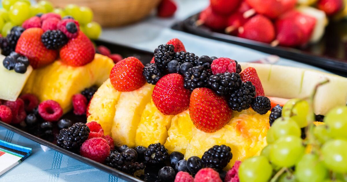 Chopped fruit stays fresh for longer with easy storage method [Video]