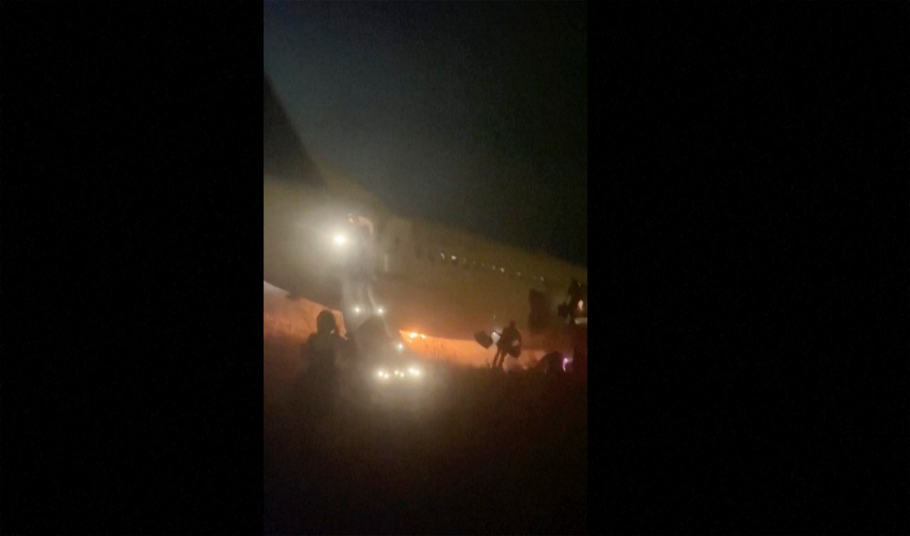 Boeing 737 catches fire and skids off the runway at a Senegal airport. Ten people are injured | KLRT [Video]