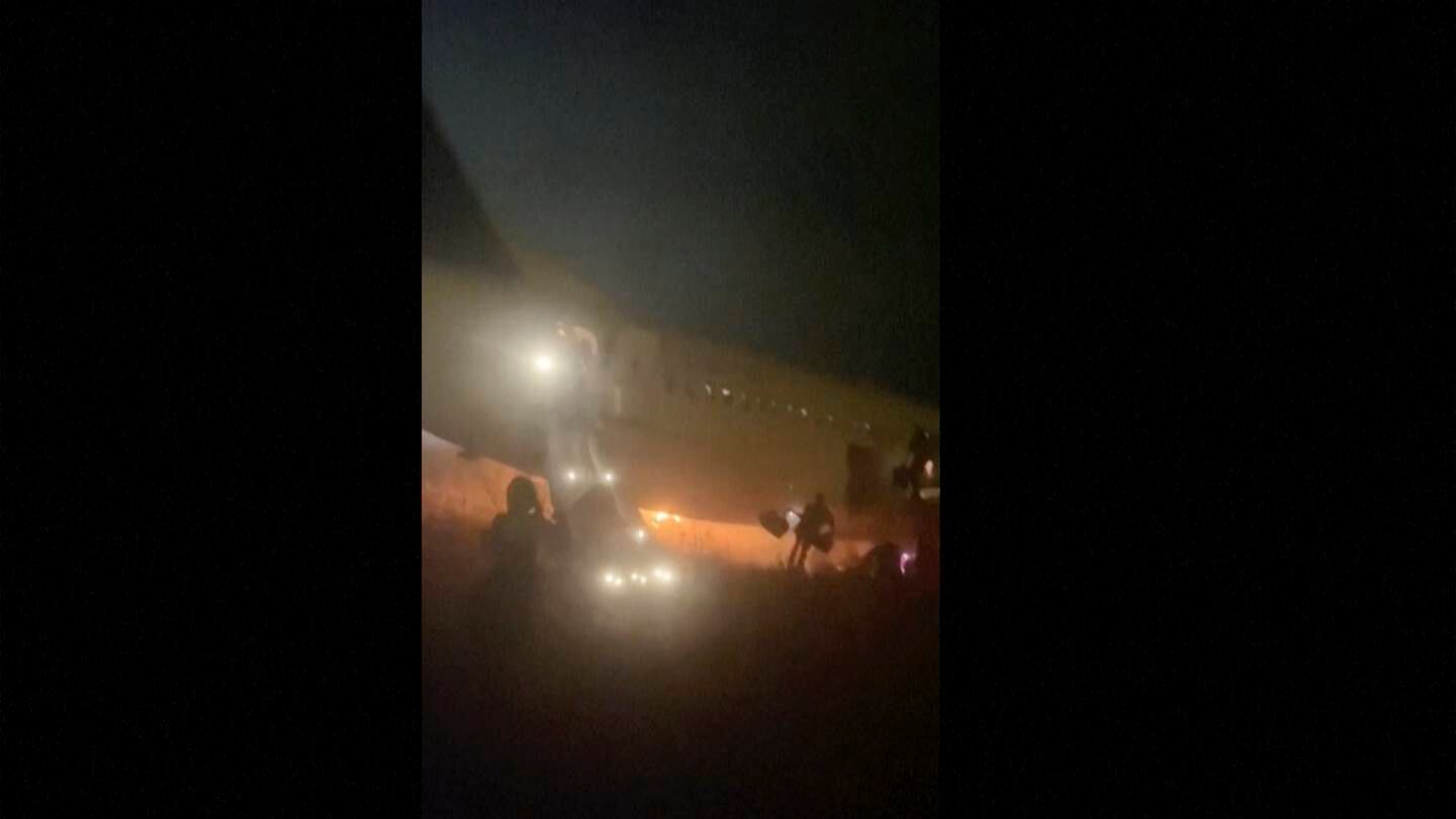 Boeing 737 catches fire and skids off the runway at a Senegal airport. Ten people are injured  WHIO TV 7 and WHIO Radio [Video]