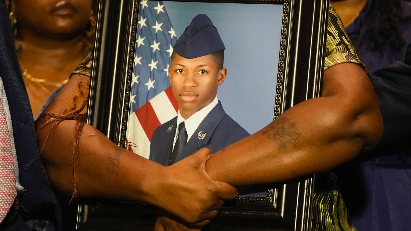 Video shows Florida deputy announced himself prior to fatal shooting of Black airman  WSOC TV [Video]