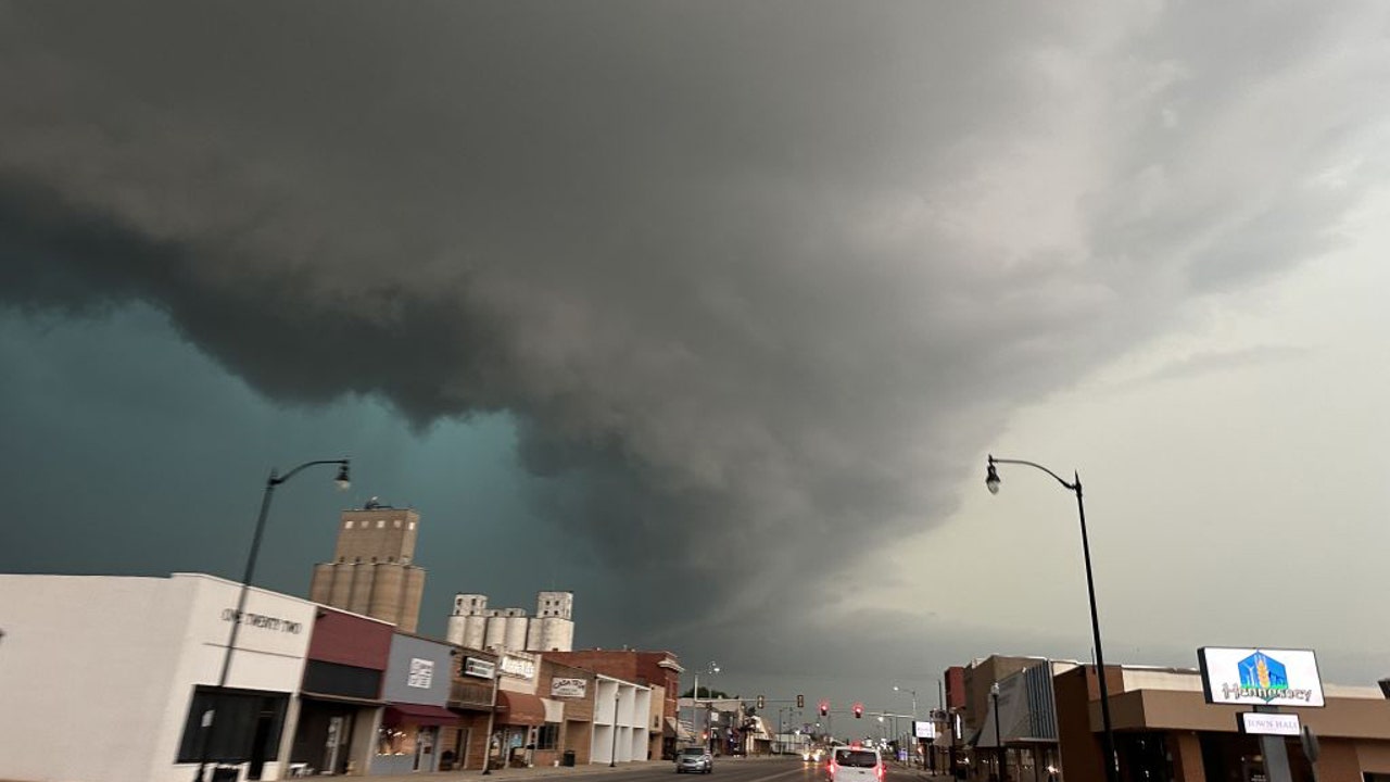 US had 300 tornadoes in April, second-most on record: What state had the most? [Video]