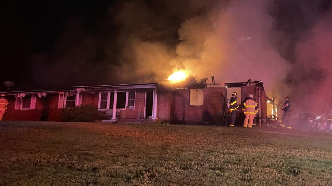 KFD works house fire in West Knoxville, 1 person hospitalized [Video]