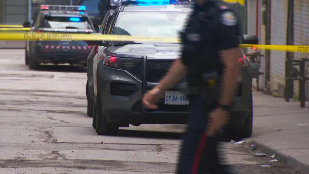 Man found injured in downtown Toronto dies in hospital [Video]