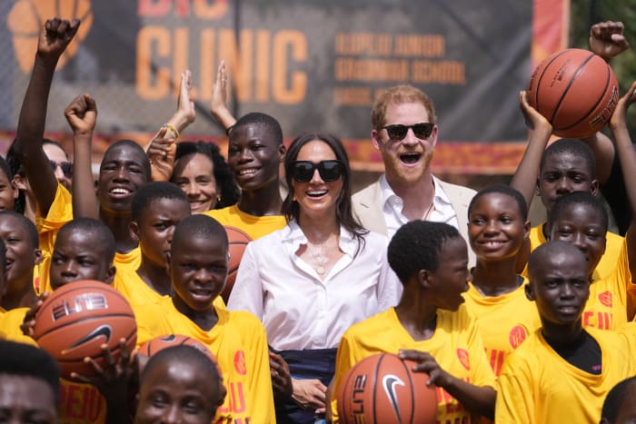 Nigeria’s fashion and dancing styles in the spotlight as Harry, Meghan visit its largest city [Video]