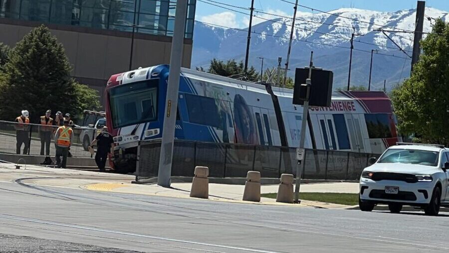 TRAX train derails in West Valley City on Sunday afternoon, no injuries reported [Video]