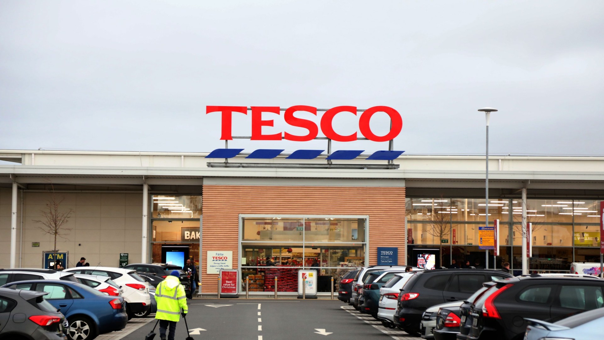 ‘Don’t eat’ – Urgent warning for Irish shoppers as popular Tesco product recalled over glass fears [Video]