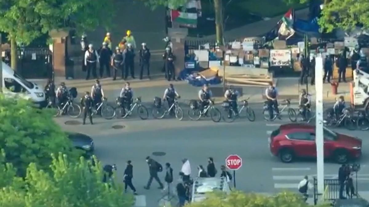 Chicago police clear out anti-Israel encampment at DePaul University [Video]