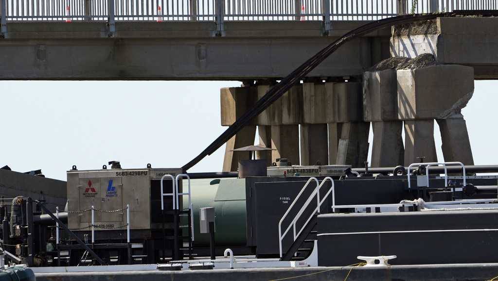US Coast Guard says Texas barge collision may have spilled up to 2,000 gallons of oil [Video]
