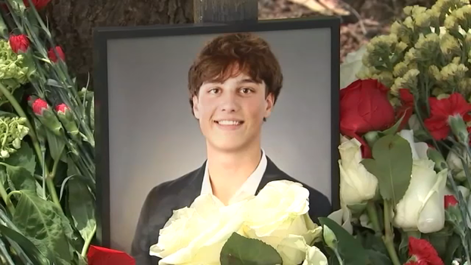 Family of Glenbrook South High School’s Marko Niketic, teen killed in Glenview car accident, hold funeral at St. Sava Monastery [Video]
