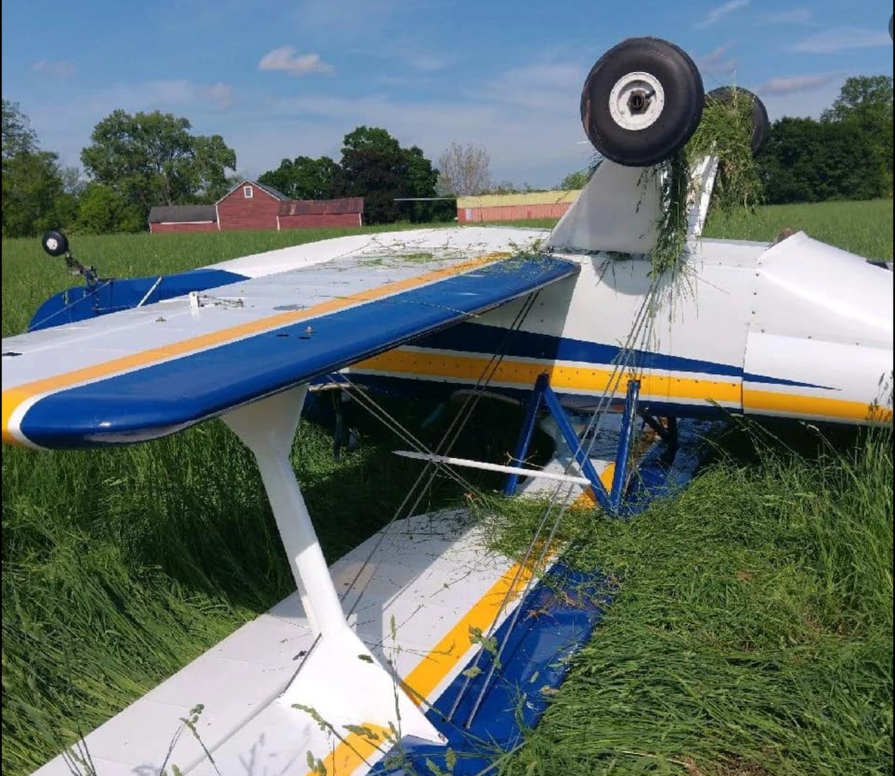 Small plane crashes, flips over in N.J. hay field, authorities say [Video]