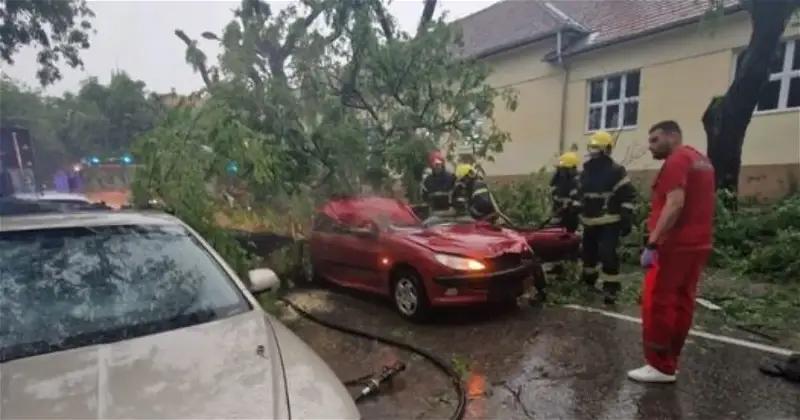Heavy storm in Serbia, girl killed [Video]