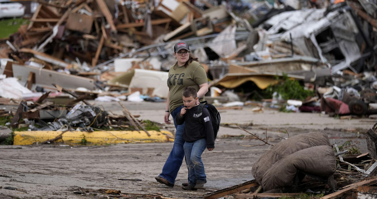 Deadly tornadoes sweep through Iowa, leaving homes and businesses in Greenfield destroyed [Video]